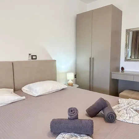 Two Bedrooms, Location 972
